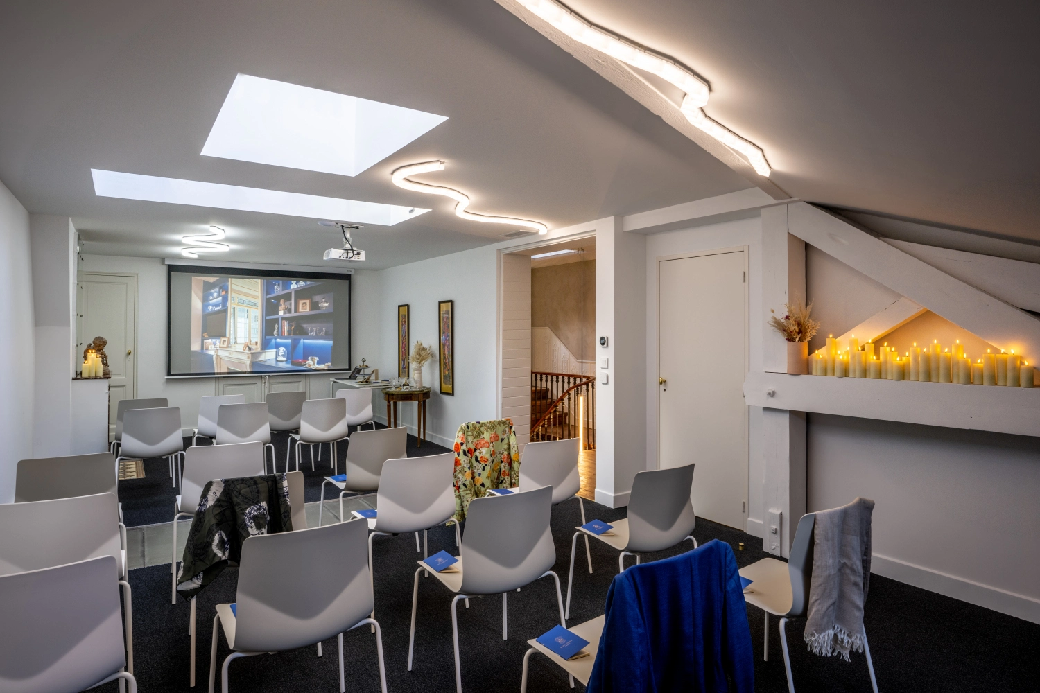 Salle de créativité avec chaises et écran