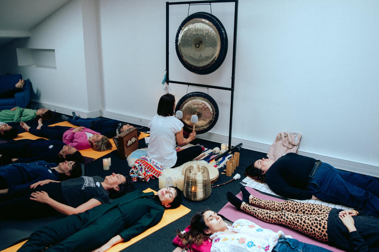 Des participants à l'activité team building de relaxation sonore