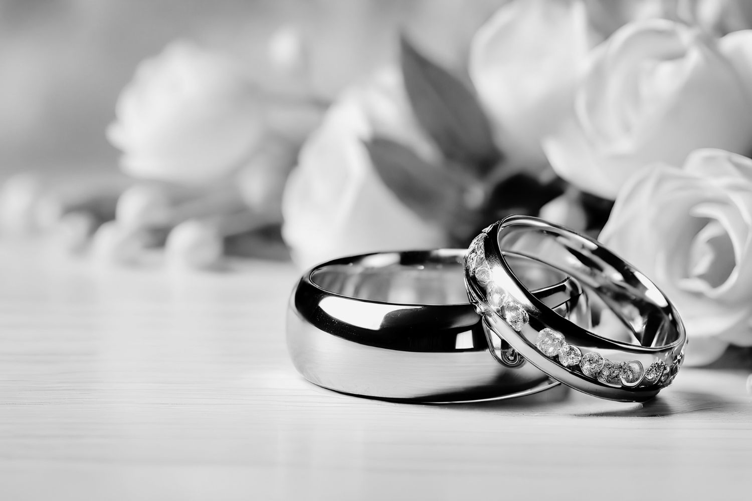 Deux alliances qui représente la célébration du mariage à la Maison